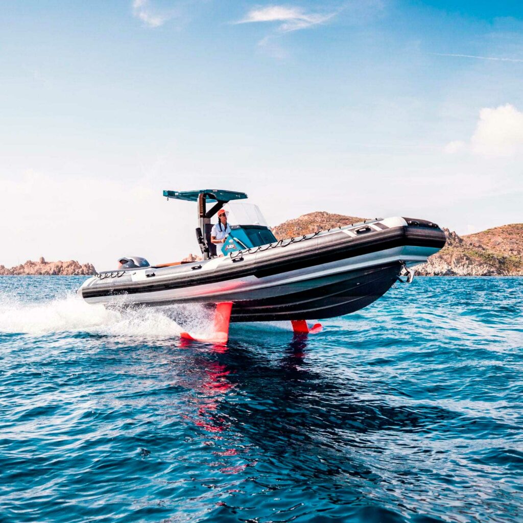 Semi-rigides à foils : confort et robustesse à l’épreuve de la mer